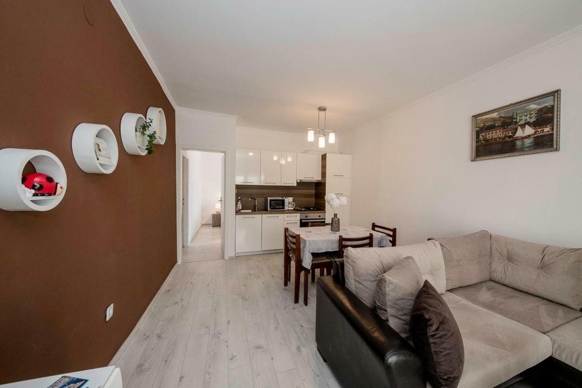 Apartman Jasmina Banjol Buitenkant foto